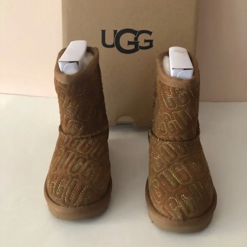 UGG Classic II Graphic Stitch Leather Kids' Short Boot for boy or girl. Size: 6